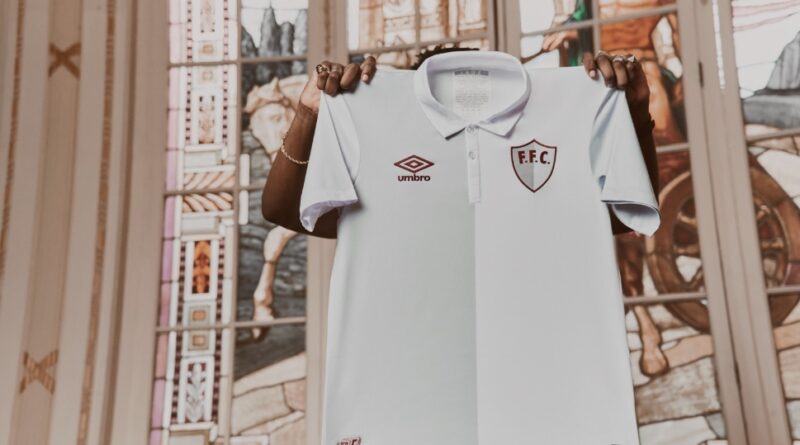 Camisa de 120 anos do Fluminense no Salão Nobre de Laranjeiras