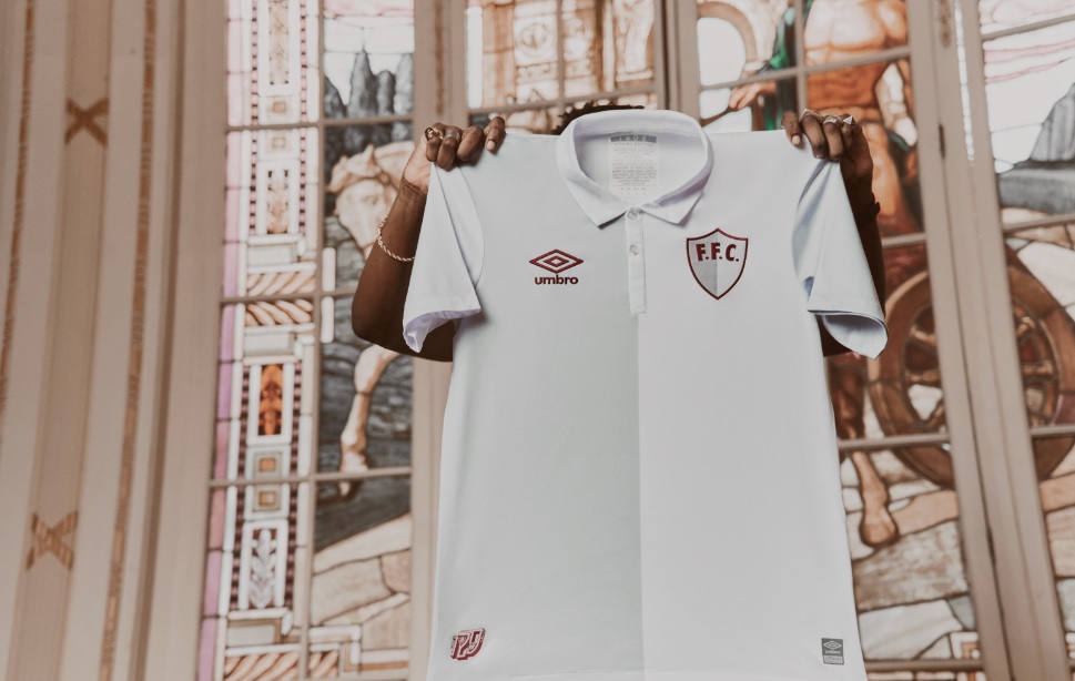 Camisa de 120 anos do Fluminense no Salão Nobre de Laranjeiras