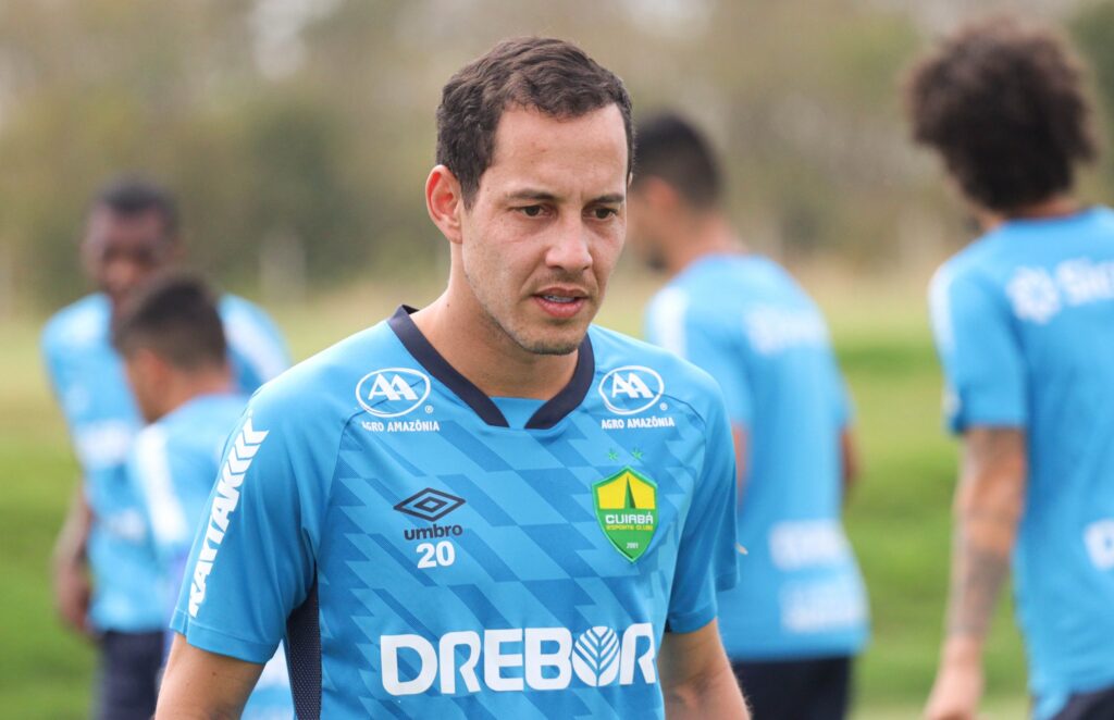 Rodriguinho no treino pelo Dourado