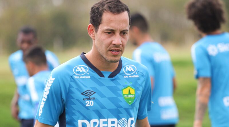 Rodriguinho no treino pelo Dourado