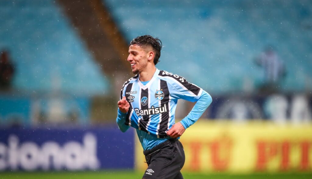 Gabriel Teixeira comemorando o segundo gol em dois jogos pelo Grêmio na Série B