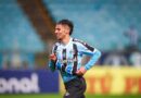 Gabriel Teixeira comemorando o segundo gol em dois jogos pelo Grêmio na Série B