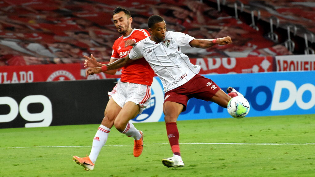 Caio Paulista marcando na vitória do Fluminense sobre o Internacional pelo Brasileirão 2020