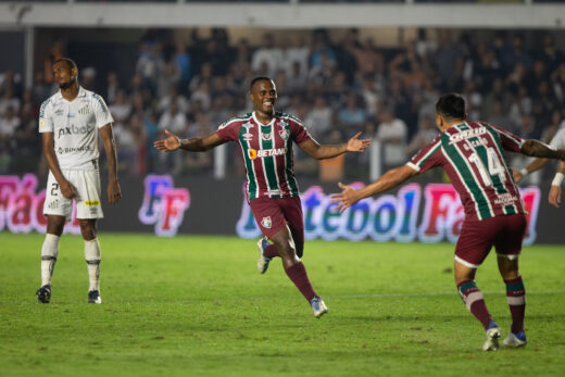 Arias comemorando com Cano o gol da virada do Fluminense sobre o Santos
