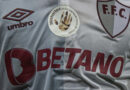 Patch do Observatório da Discriminação Racial no Futebol na camisa do Fluminense