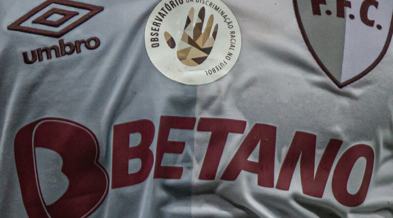 Patch do Observatório da Discriminação Racial no Futebol na camisa do Fluminense