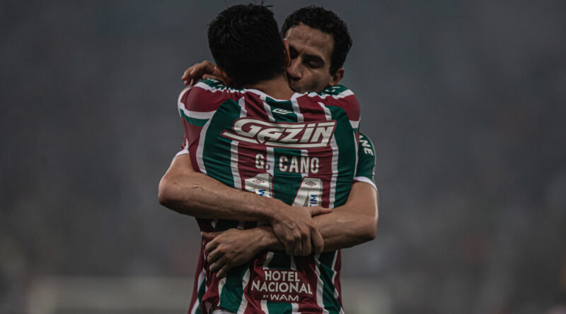 Ganso abraçando Cano após primeiro gol do Fluminense contra o Fortaleza