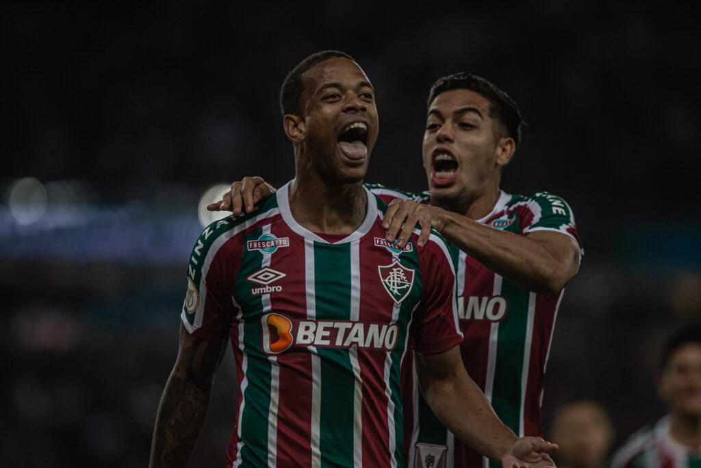 Caio Paulista comemorando o primeiro gol do Fluminense sobre o Coritiba