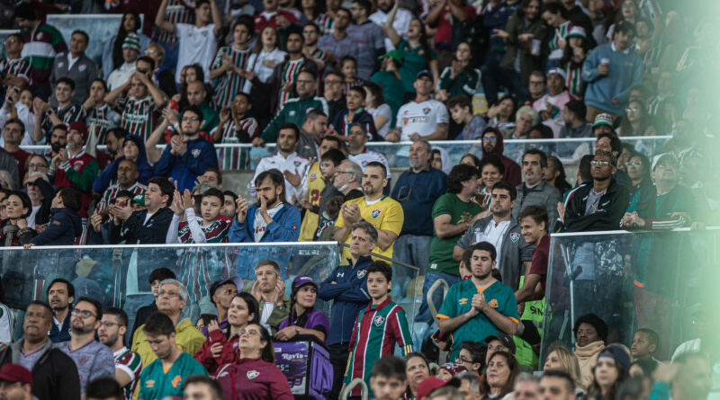 Depois de lotar a partida contra o Cuiabá, a torcida do Fluminense vai ter que trocar os ingressos por bilhetes físicos contra o Corinthians