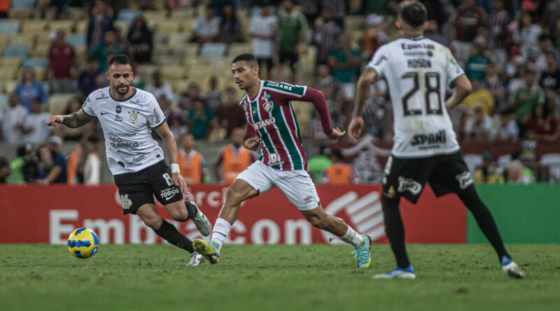 André recebeu o terceiro cartão amarelo e não vai poder jogar contra o Corinthians em São Paulo