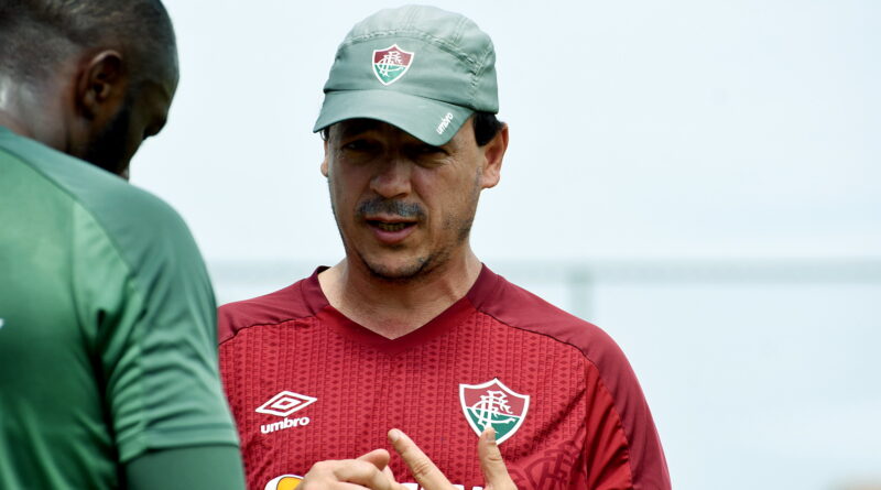 Fernando Diniz vai ter que acertar a defesa para o confronto entre Fluminense e Palmeiras pelo Brasileirão