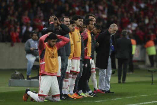 Jogadores do Internacional lamentam durante a derrota nos pênaltis (Foto: Fernando Alves/Getty Images)