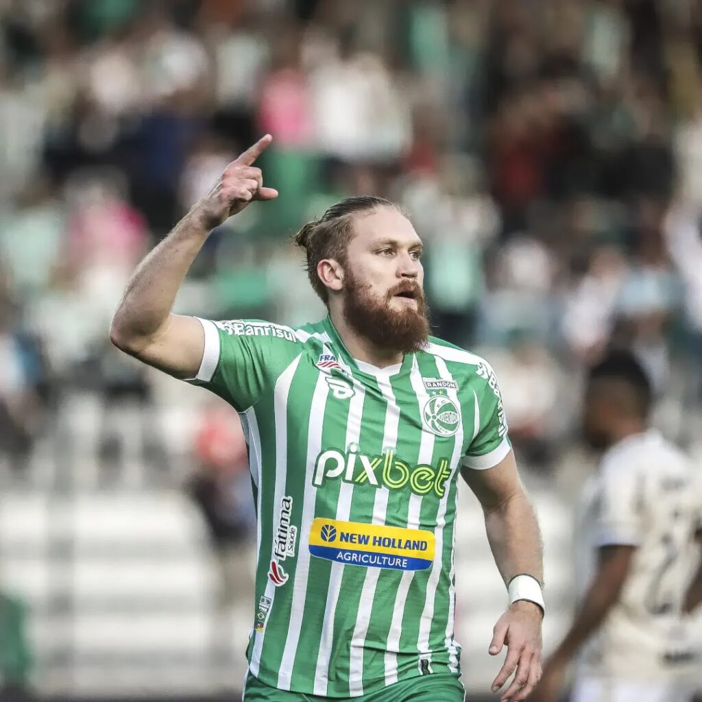 Pitta comemorando gol pelo Juventude