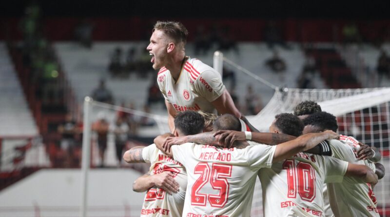 Pedro Henrique comemorando um dos gols que levou o Inter de volta a vice-liderança do Brasileirão