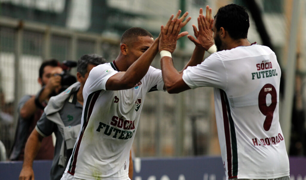 Richarlison e Henrique Dourado comemorando um dos gols da vitória do Fluminense sobre o Atlético-MG pelo Brasileirão de 2017