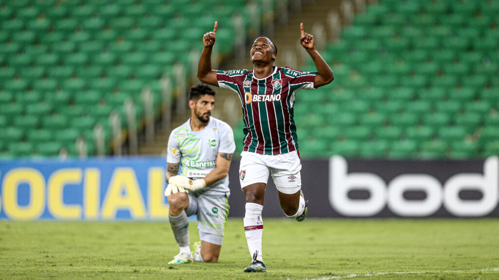 Arias comemorando o gol no empate entre Fluminense e Juventude no Maracanã