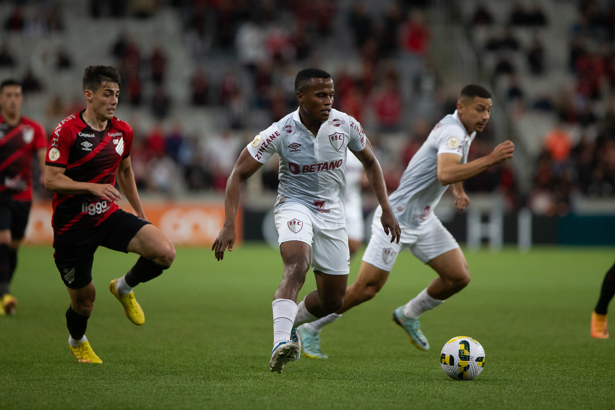 Fluminense perde para o Athletico por 1 a 0 e desperdiça chance de ...