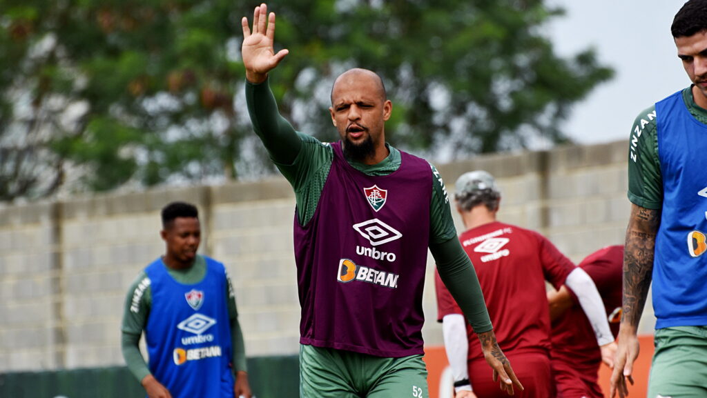 Felipe Melo pode começar jogando na partida entre Corinthians e Fluminense pela semifinal da Copa do Brasil