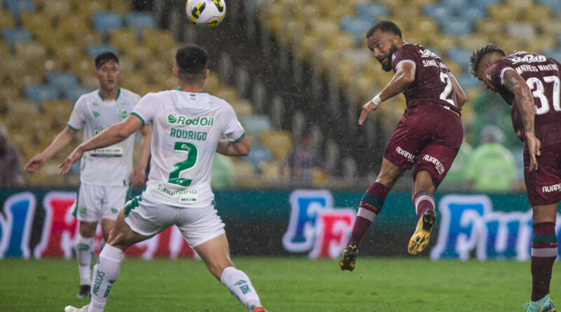 Samuel Xavier cabeceando para marcar o segundo gol do Fluminense contra o Juventude