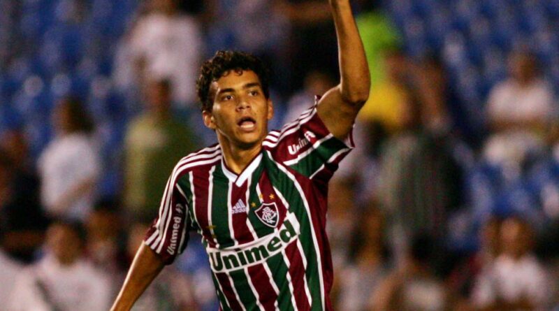 Carlos Eduardo comemorando o único gol pelo Fluminense em 2009, meia fez valer a Lei do Ex no Clássico Vovô