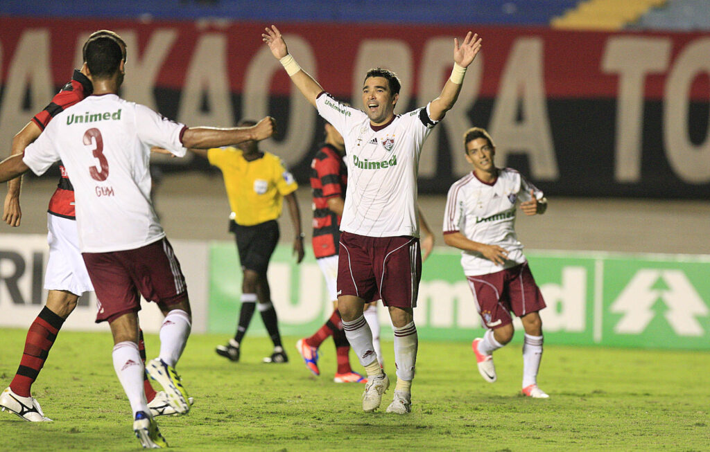 Deco comemorando o último gol do Fluminense na última vitória sobre o Atlético-GO na capital goiana pelo Brasileirão 