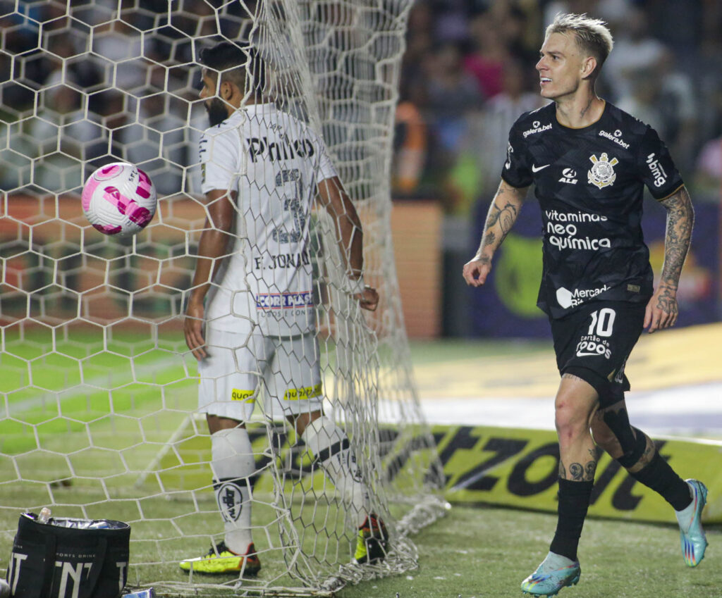 Roger Guedes comemorando o gol do Corinthians contra o Santos