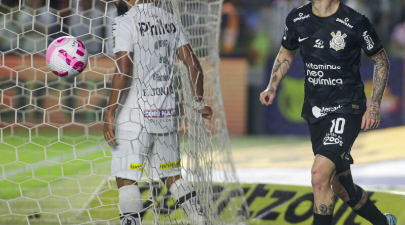 Roger Guedes comemorando o gol do Corinthians contra o Santos