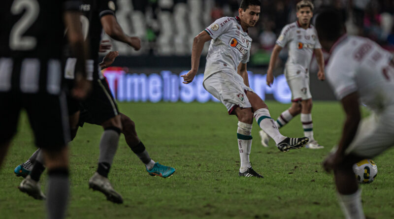 Ganso em campo na partida entre Fluminense e Botafogo pelo primeiro turno