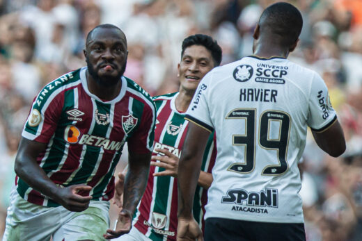 Manoel comemorando o seu gol pelo Fluminense contra o Corinthians
