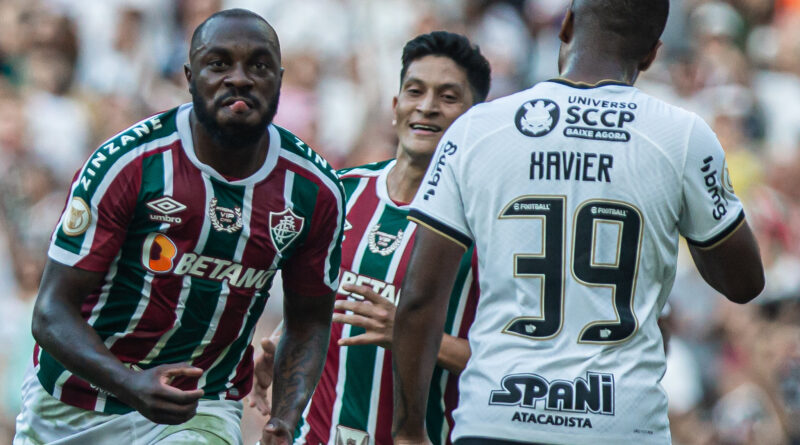 Manoel comemorando o seu gol pelo Fluminense contra o Corinthians