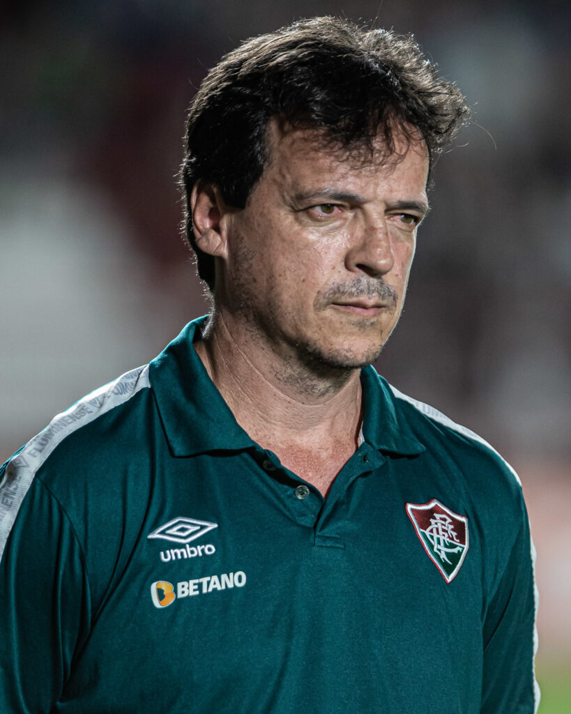 Fernando Diniz inconformado com a derrota do Fluminense para o Atlético-GO