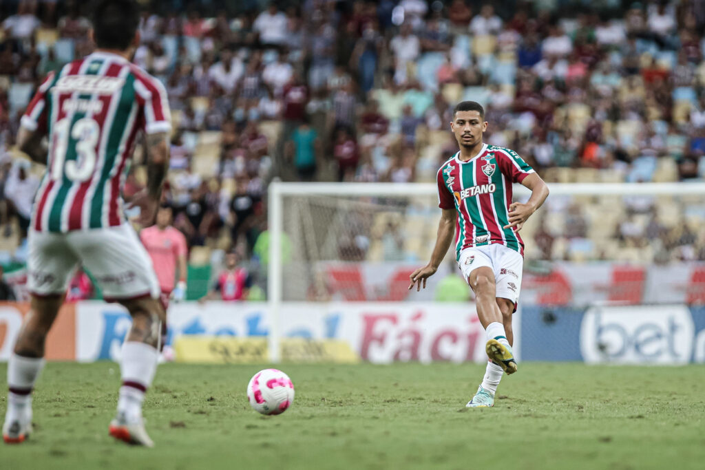 André atuando na zaga pela 10ª vez com Diniz no clássico contra o Botafogo