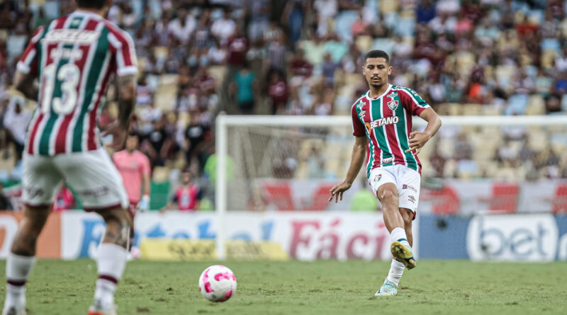 André atuando na zaga pela 10ª vez com Diniz no clássico contra o Botafogo