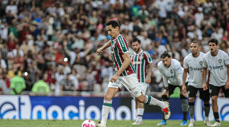 Ganso batendo pênalti no clássico entre Fluminense e Botafogo já com Diniz no comando