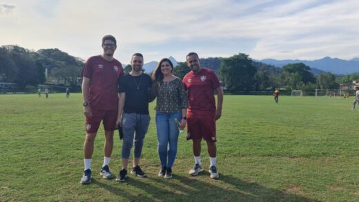 Jonas Urias visita o CTVL para acompanhar o treino da base feminina do Fluminense