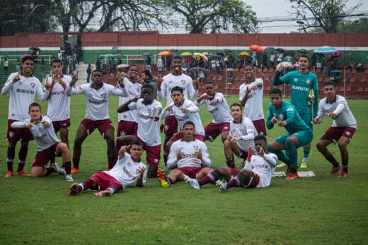 Jogadores do Fluminense comemorando o acesso para a final do torneio Guilherrme Embry Sub-16