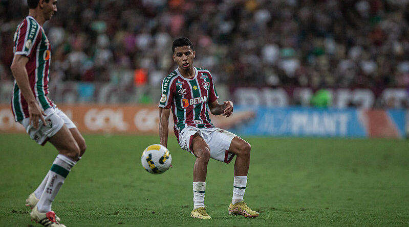 Alexsander atuando pela lateral-esquerda do Fluminense contra o Goiás