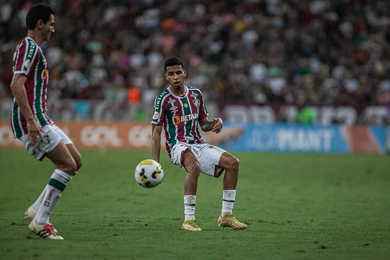 Alexsander atuando pela lateral-esquerda do Fluminense contra o Goiás