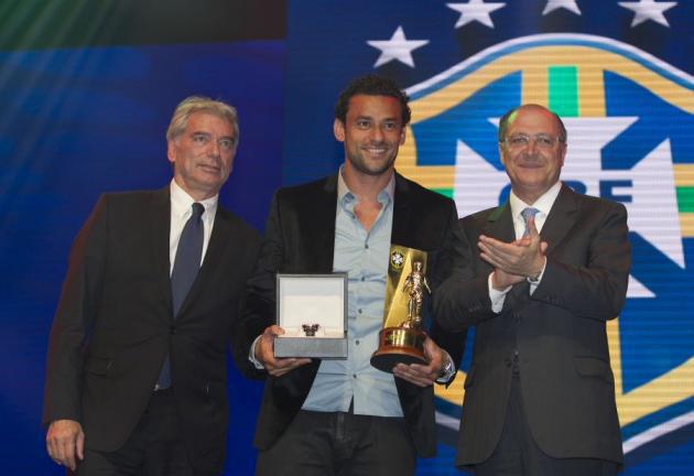 Fred com os prêmios de artilheiro e melhor jogador do Brasileirão 2012