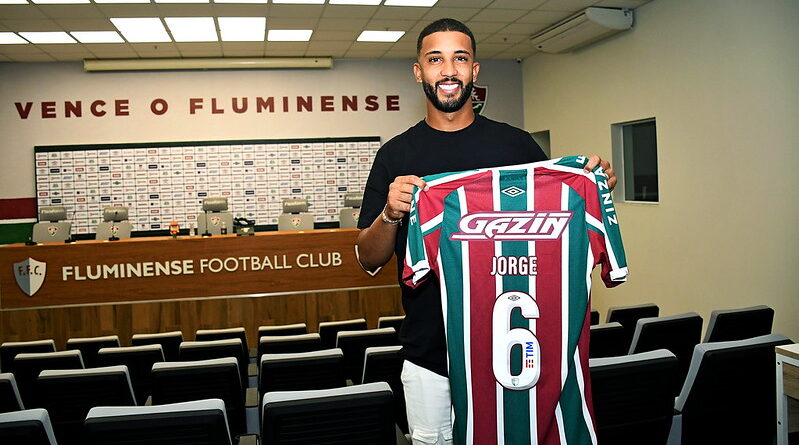 Jorge em apresentação com a camisa do Fluminense