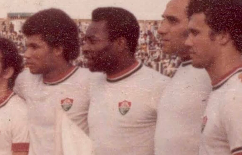 Pelé com a camisa do Fluminense na Nigéria