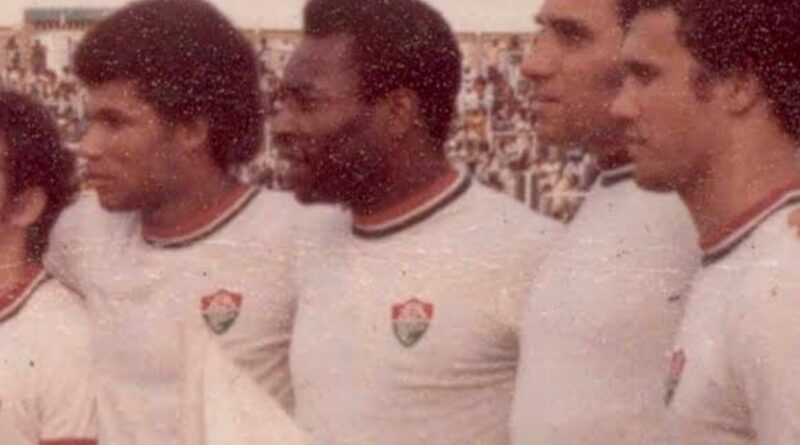 Pelé com a camisa do Fluminense na Nigéria