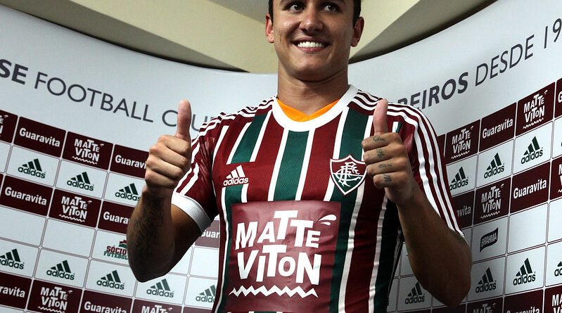 Vina com a camisa do Fluminense em 2015