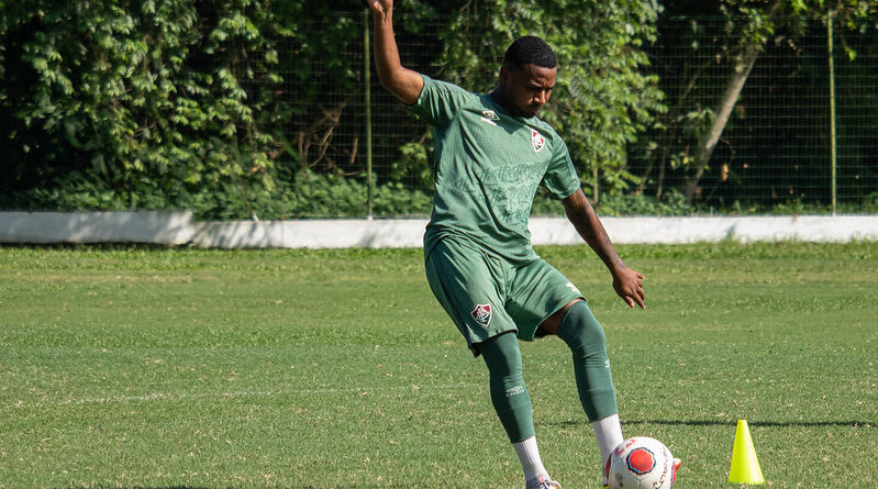 Nathan em treino pelo time Sub-20 do Fluminense