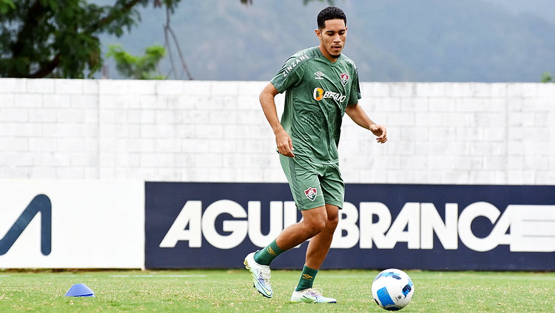Gustavo Apis sofreu grave lesão pelo Fluminense