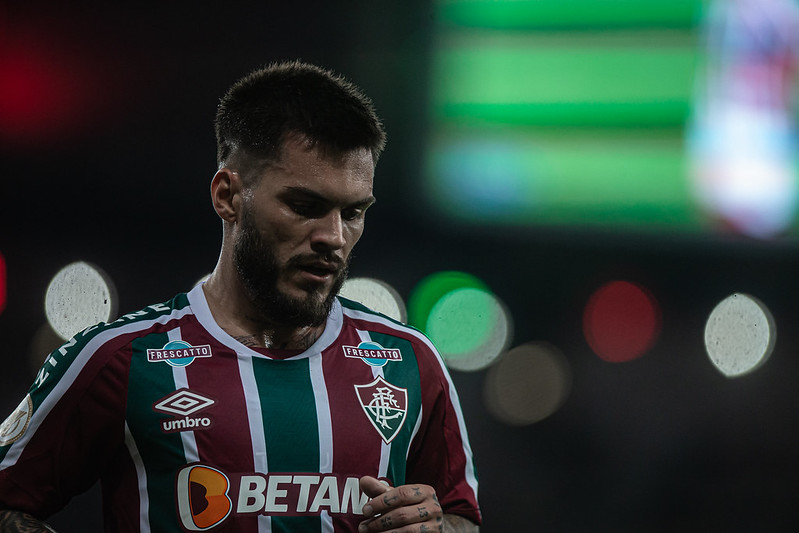 Nathan com a camisa do Fluminense