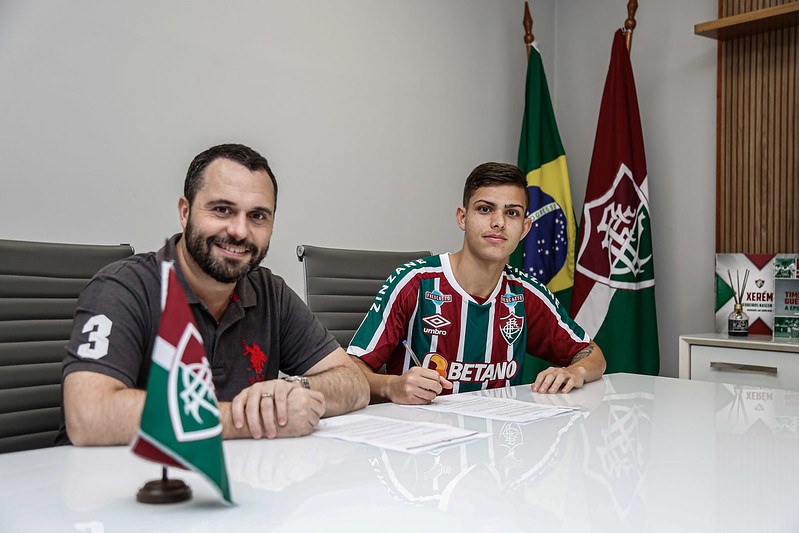 Giovanni Manson assinando contrato com o Fluminense