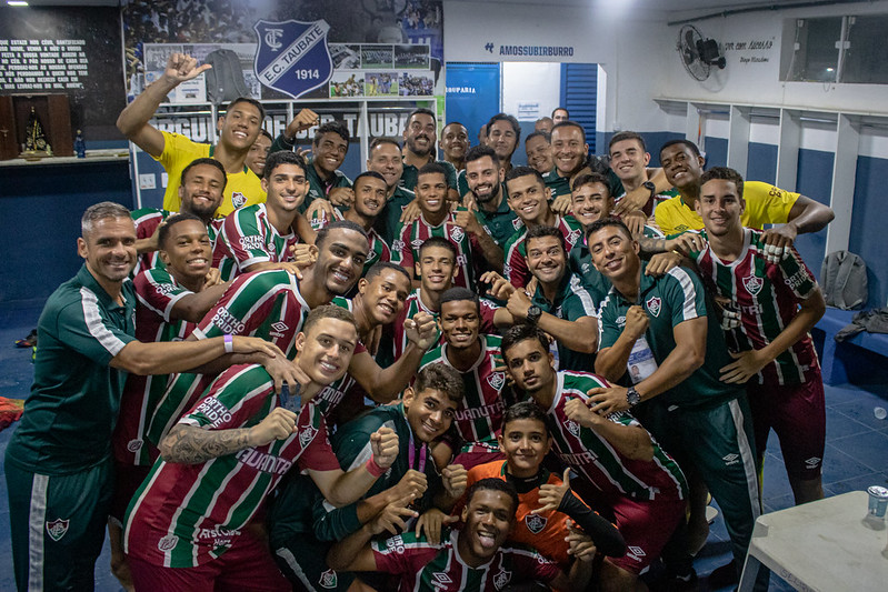 Jogadores do Fluminense comemorando a vitória sobre o Taubaté, time enfrenta o Atlético Guaratinguetá pela Copinha