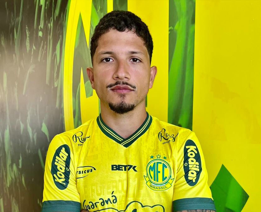 Yuri posando com a camisa do Mirassol