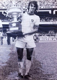 Mário Marques com o troféu de campeão em 1977